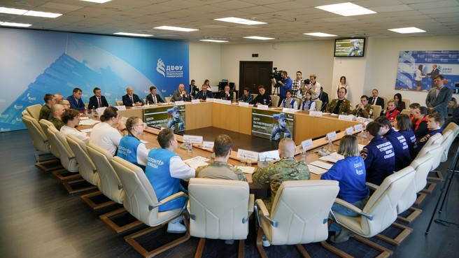 Юрий Трутнев обсудил со студентами Дальневосточного федерального университета работу по патриотическому воспитанию