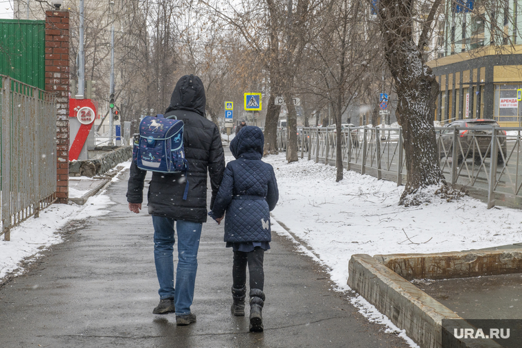 Виды города. Пермь, прохожие, папа с дочкой, в школу, родитель с ребенком