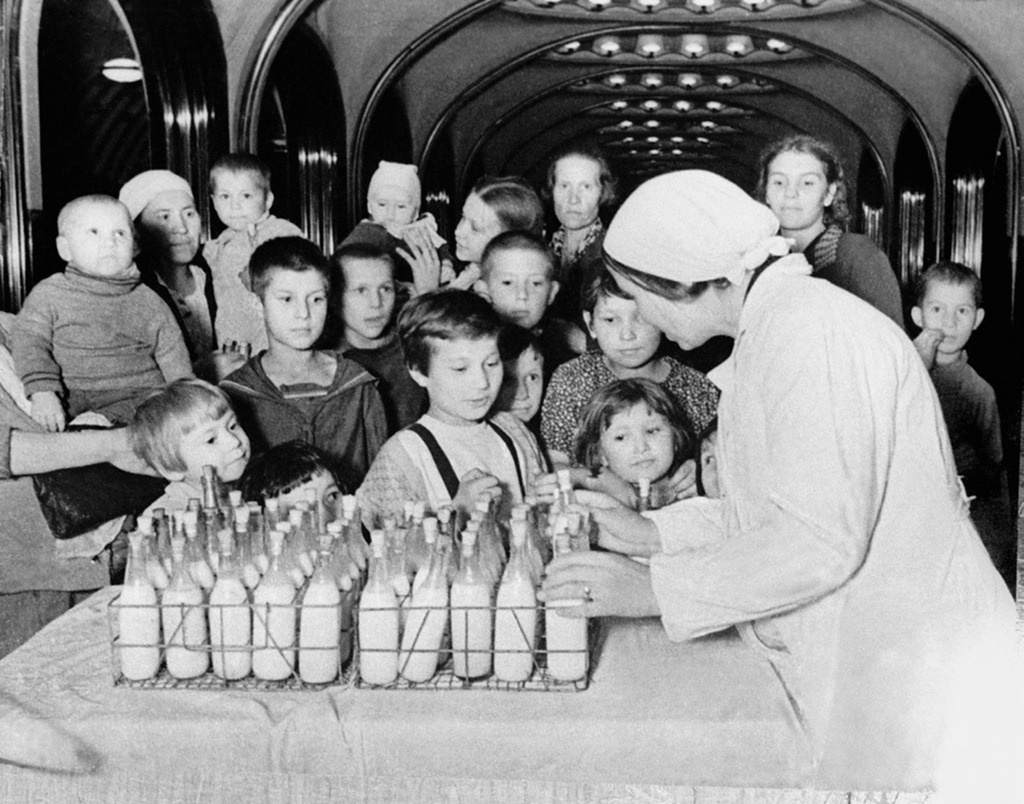 Раздача молока в бомбоубежище на станции «Маяковская», 1941 год