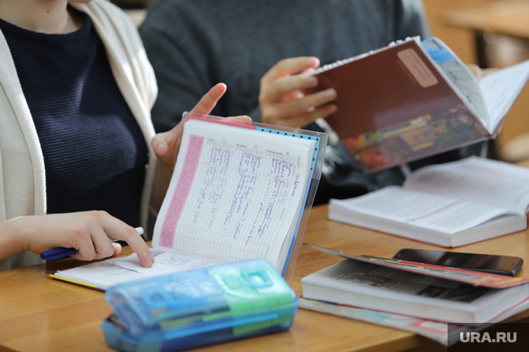 Отказали в школе по прописке. Девушки в школе.