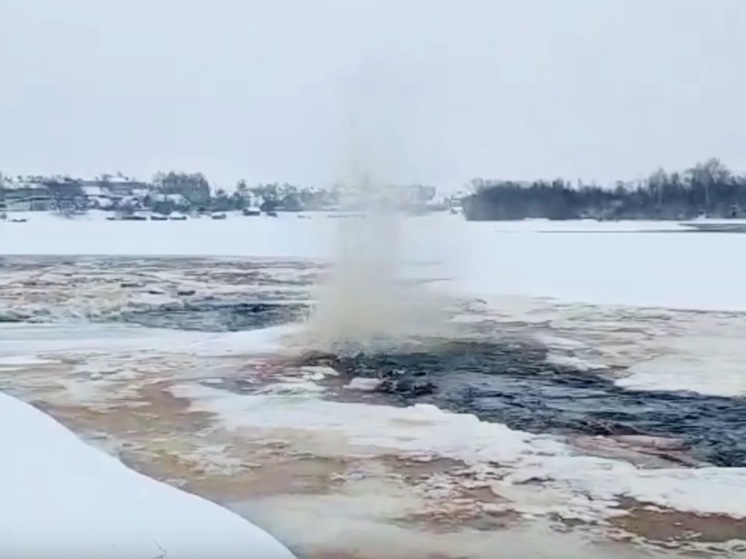 Напряженное место: спасатели в Карелии показали, как взрывают лед на Шуе