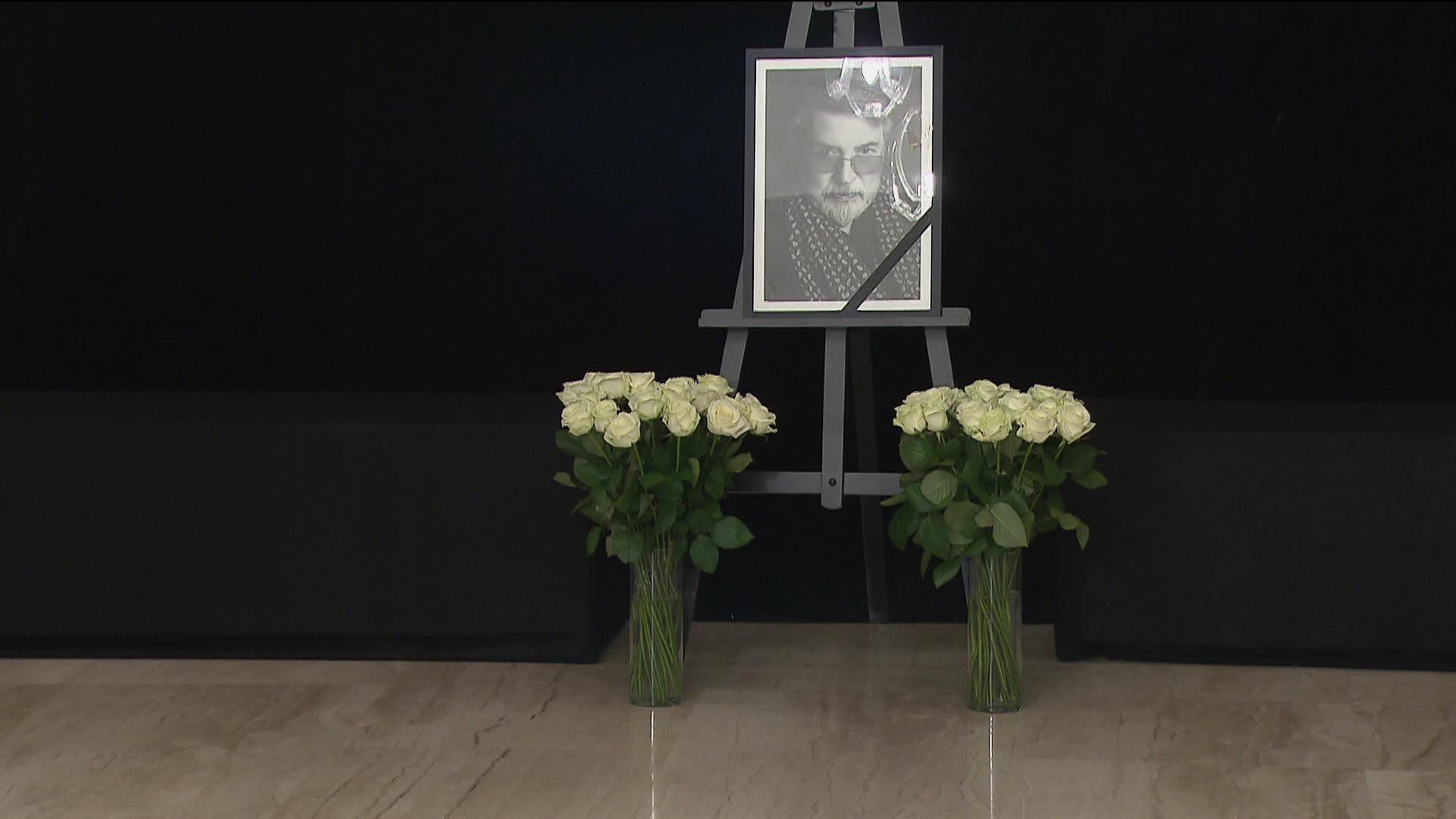 К Театру Сатиры несут цветы в память об Александре Ширвиндте