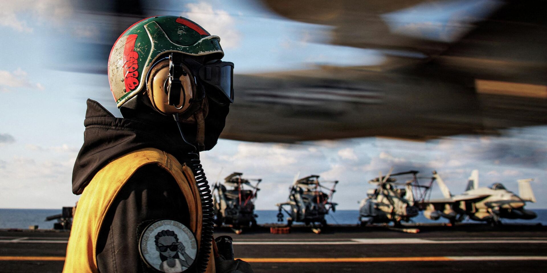 Моряк наблюдает за посадкой самолета E-2D Hawkeye на авианосец USS Gerald R. Ford во время операции Эпическая ярость по нанесению ударов по Ирану в восточной части Средиземного моря - ИноСМИ, 1920, 27.03.2026
