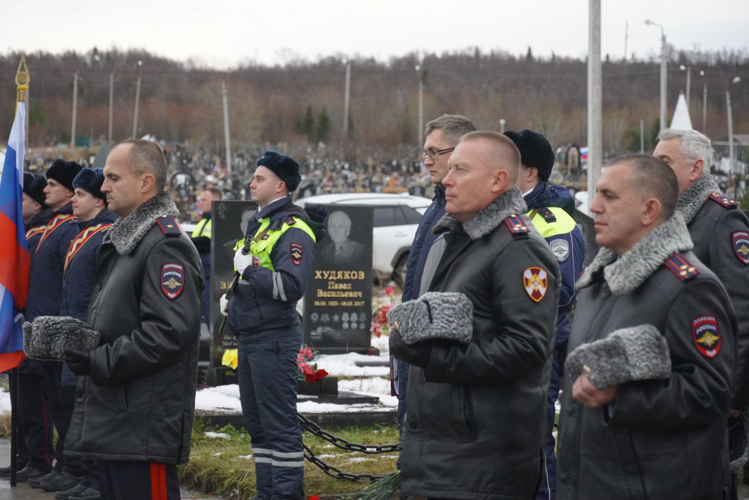 Росгвардейцы приняли участие в траурном митинге, посвященном памяти сотрудников, погибших при исполнении служебного долга