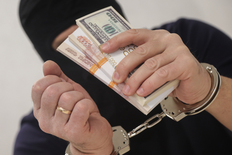 Управление экономической безопасности и противодействия коррупции за последние две недели задержало сразу три большие группы, которые обналичили в республике от 3 млрд до 4 млрд рублей