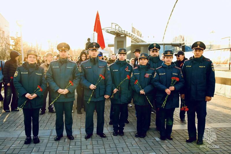 Сотрудники Главного управления МЧС России по Югре приняли участие во всероссийской патриотической акции «Рассвет Победы»