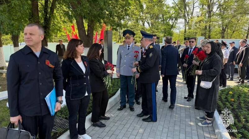 Муслим Девришбеков принял участие в торжественной церемонии возложения цветов к обелиску «Воинская Слава»