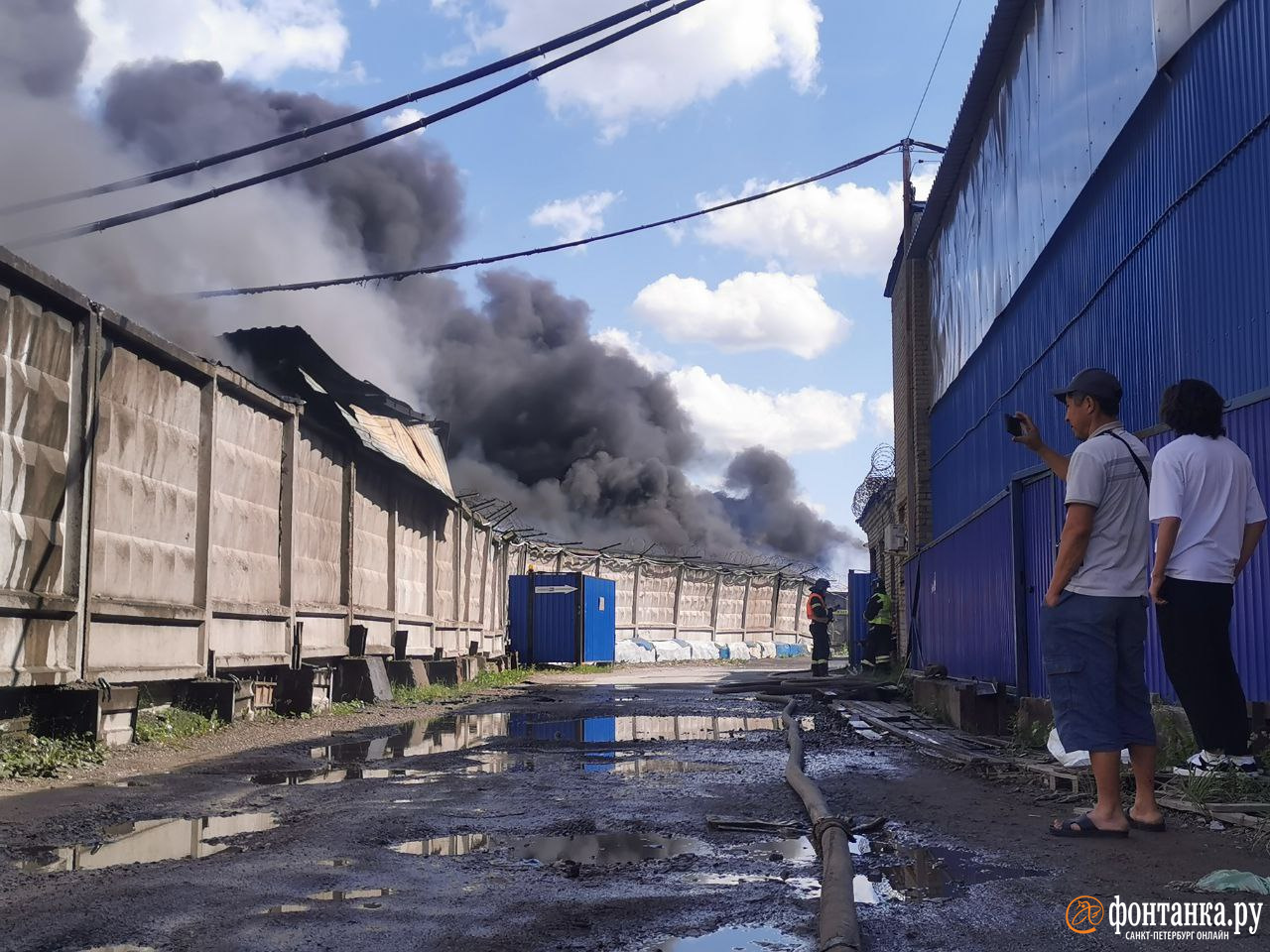 Пожар в спб 18 мая. Пожар фото. Пожар на улице Салова. Пожар на Салова сегодня. Пожар на Салова 27 Санкт-Петербург.