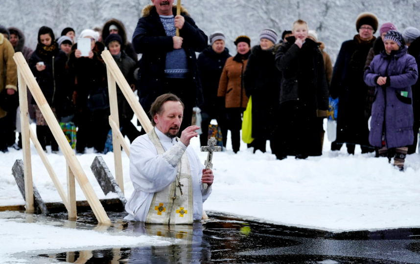 Водосвятие 19 января. Крещение в городе. О крещенской воде. Крещенские купания в калмыкии год 2023. Купание у петропавловской крепости 2022.