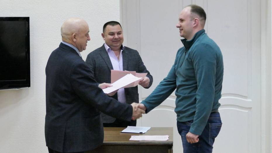 В Бобровском районе 24 молодые семьи получили жилищные сертификаты