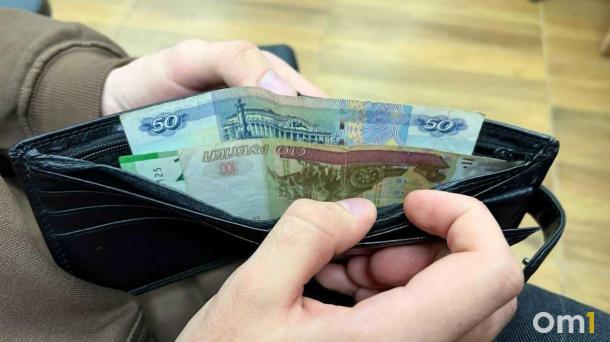 Омичу пришлось заплатить алименты, чтобы выехать за границу