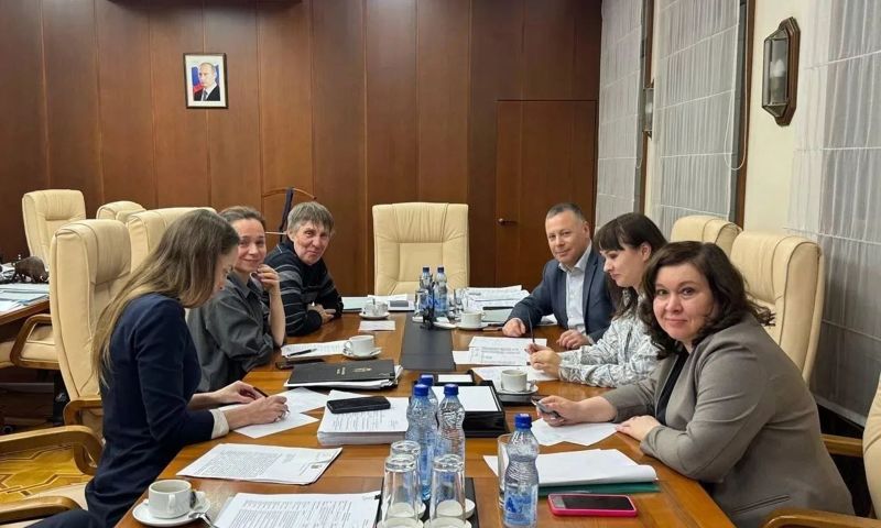 ​Губернатор Михаил Евраев встретился с актерами Ярославского театра кукол