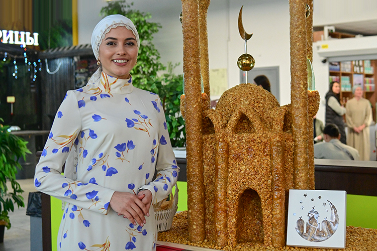 100-килограммовый чак-чак в форме мечети Кул Шариф представили на Kazan Halal Market. Кондитеры создавали сладость высотой 2 м целый месяц