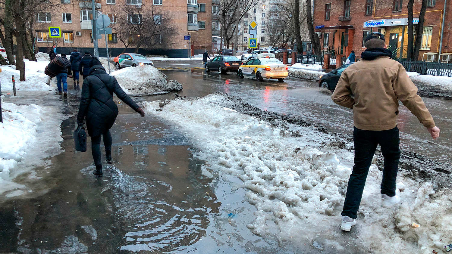 Пришла пора оттепели снег начал быстро таять