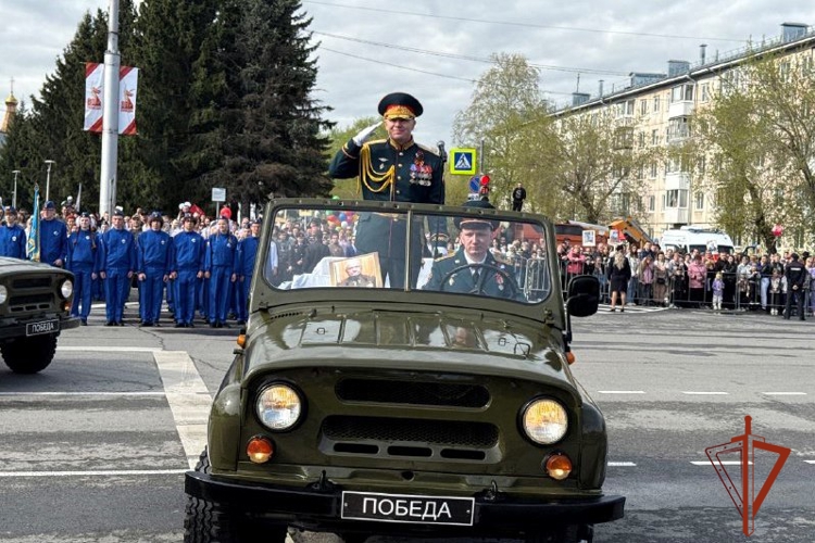 Командир Северского соединения Росгвардии принял праздничный парад в честь юбилея Великой Победы (видео)