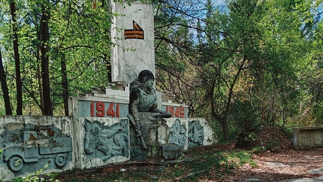 Ветхий памятник героям Великой Отечественной войны возмутил новосибирцев и главу СКР