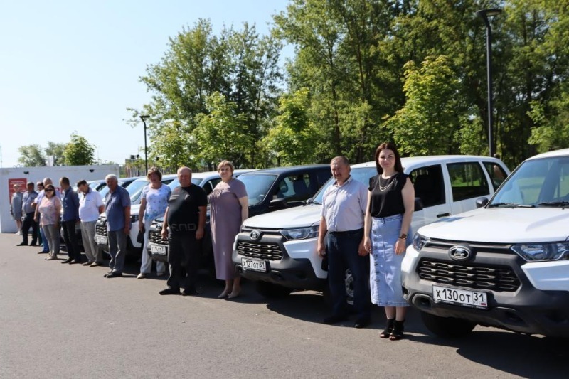 Михаил Лобазнов вручил ключи от новых автомобилей главам сельских территориальных администраций 