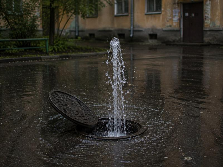 Фонтан воды забил из водопроводного люка во дворе на левом берегу Воронежа