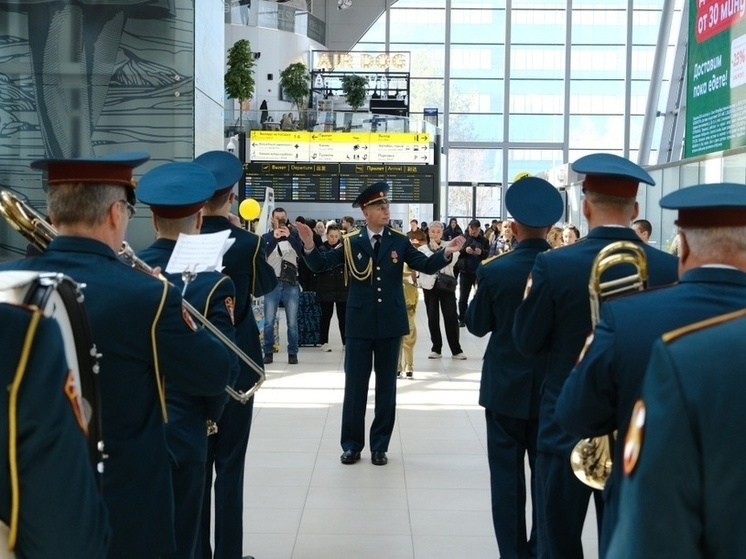 Музыканты Росгвардии выступили в аэропорту Хабаровска