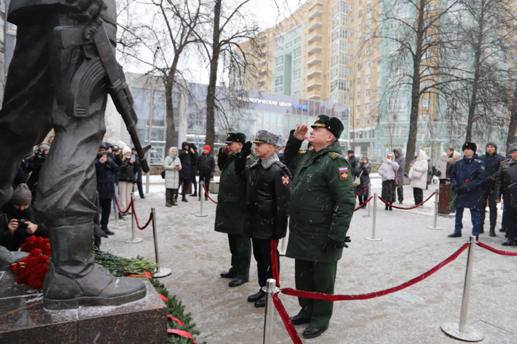 Начальник Управления Росгвардии по Пермскому краю принял участие в церемонии возложения цветов к мемориалу «Солдат России» в честь Дня Героев Отечества