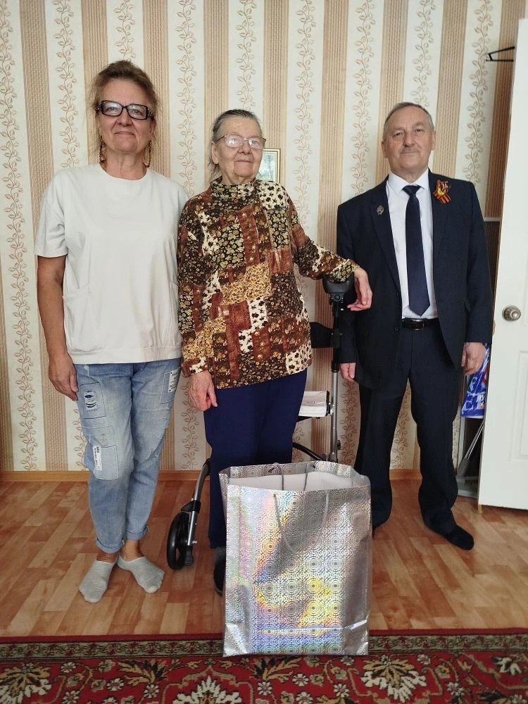 Председатель Собрания БМР Константин Кузнецов поздравил с приближающимся Днём Победы Викторию Егоровну Мусатину, бывшего несовершеннолетнего узника фашистских концлагерей