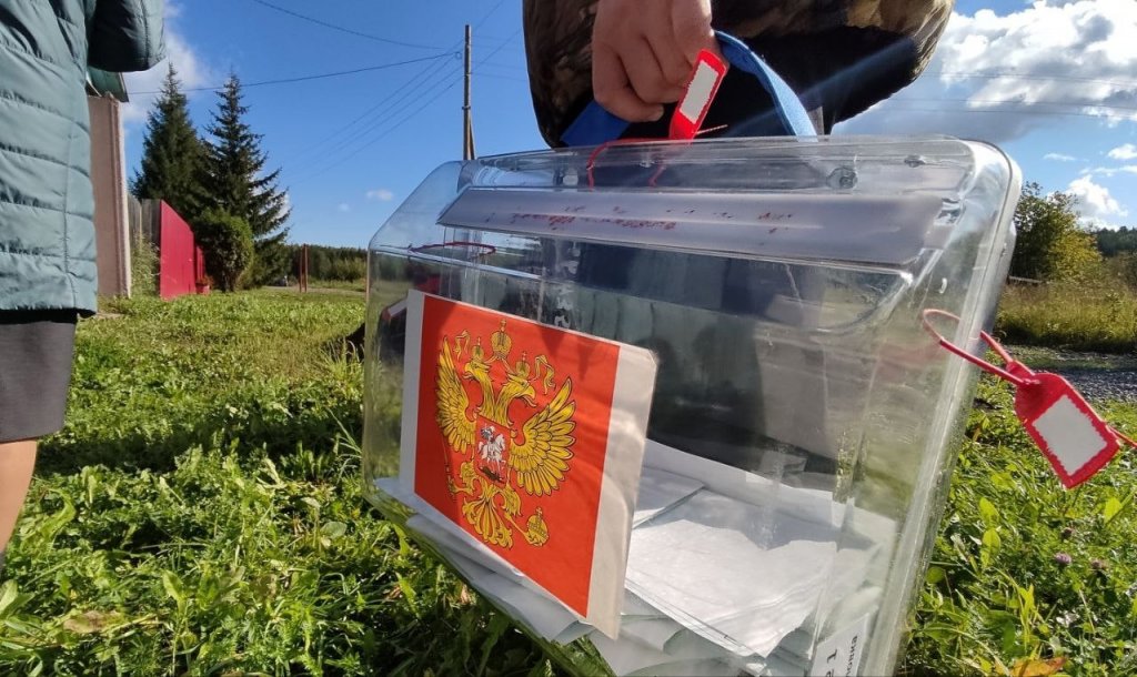 В плацкарте и на катамаране: участковые комиссии поехали к избирателям в глубинку (ФОТО)