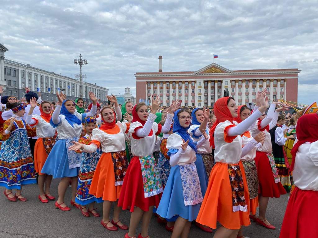 Курский день. Тимоня в Курске на день города. Тимоня в Курске на красной площади. Тимоня Курск рекорд. Тимоня Курская область флэшмоб.