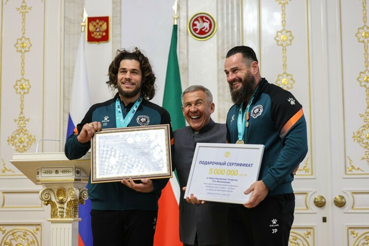 Минниханов вручил команде сертификат на 5 млн рублей
