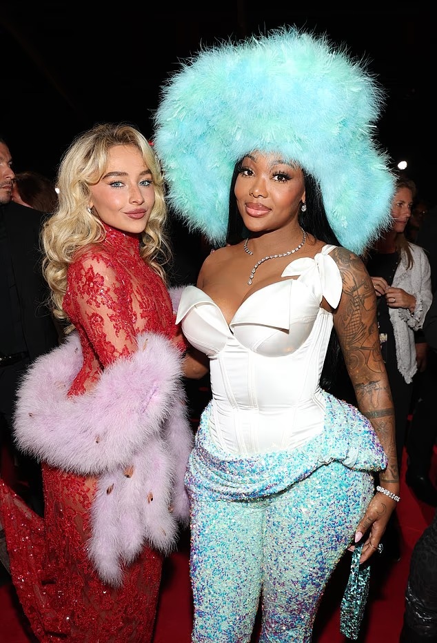 Доджа Кэт съела свою помаду, а Секси Рэд пришла в костюме чертенка с рогами на груди: Самые оригинальные и сек4суальные образы на MTV Video Music Awards 2025