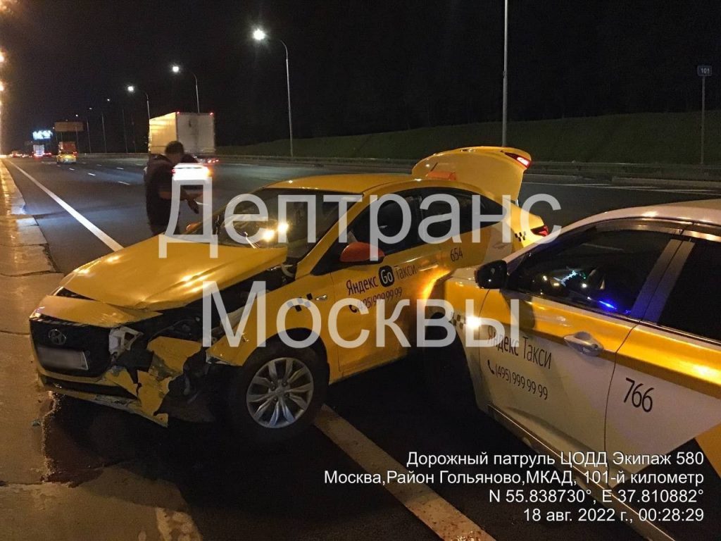 Я бы разложился на мкаде. Ночная авария на МКАДЕ сегодня ночью.
