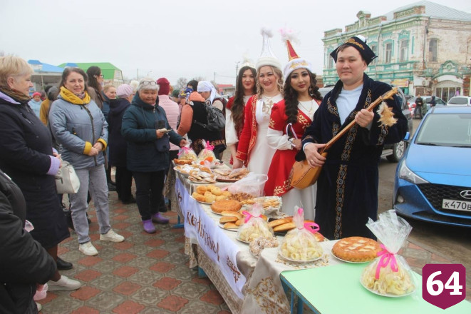 На празднике под Саратовом гостей осыпали конфетами и угощали баурсаками