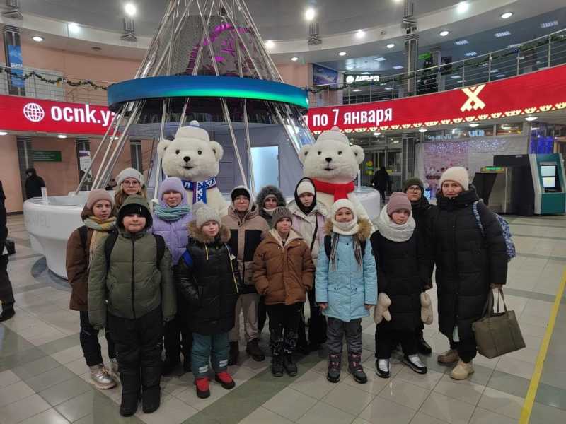 Губкинские школьники будут водить хоровод на Губернаторской елке. В новогоднее путешествие ребята отправились накануне. 