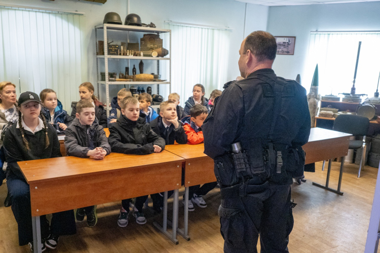 Учащиеся начальных классов школы №525 Московского района побывали на экскурсии в ОМОН «Бастион» Росгвардии