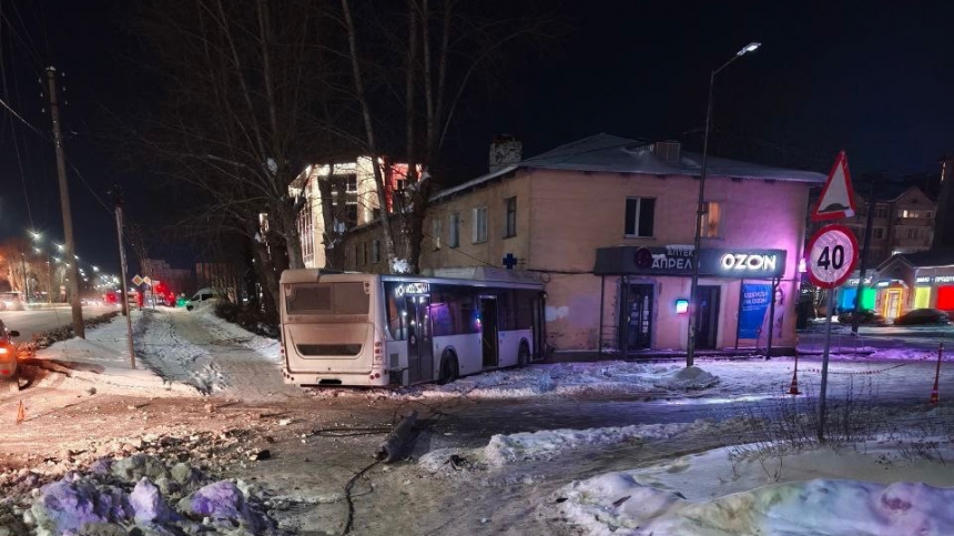 В Великом Новгороде автобус врезался в жилой дом — фото