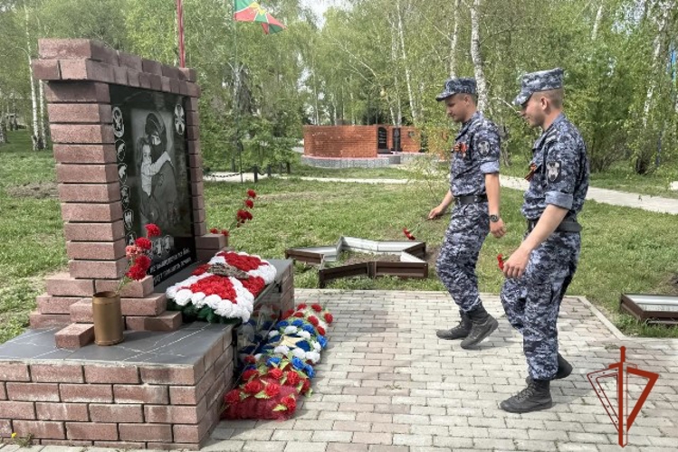 Сотрудники Росгвардии почтили память героев автопробегом 