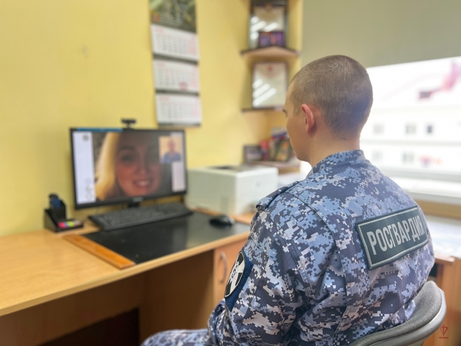 Юноши, проходящие службу в калининградском полку Росгвардии, поздравили своих матерей с праздником (видео)