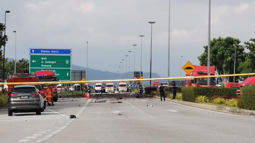 В Малайзии на подлёте к аэропорту на дорогу рухнул частный самолёт