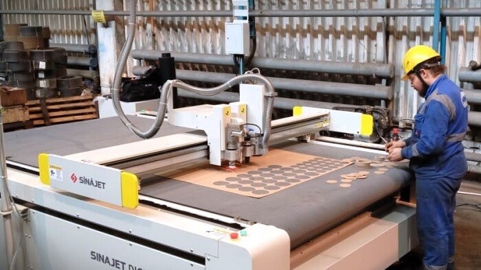 Планшетный режущий плоттер Sinajet DG2516 установлен в инновационном центре