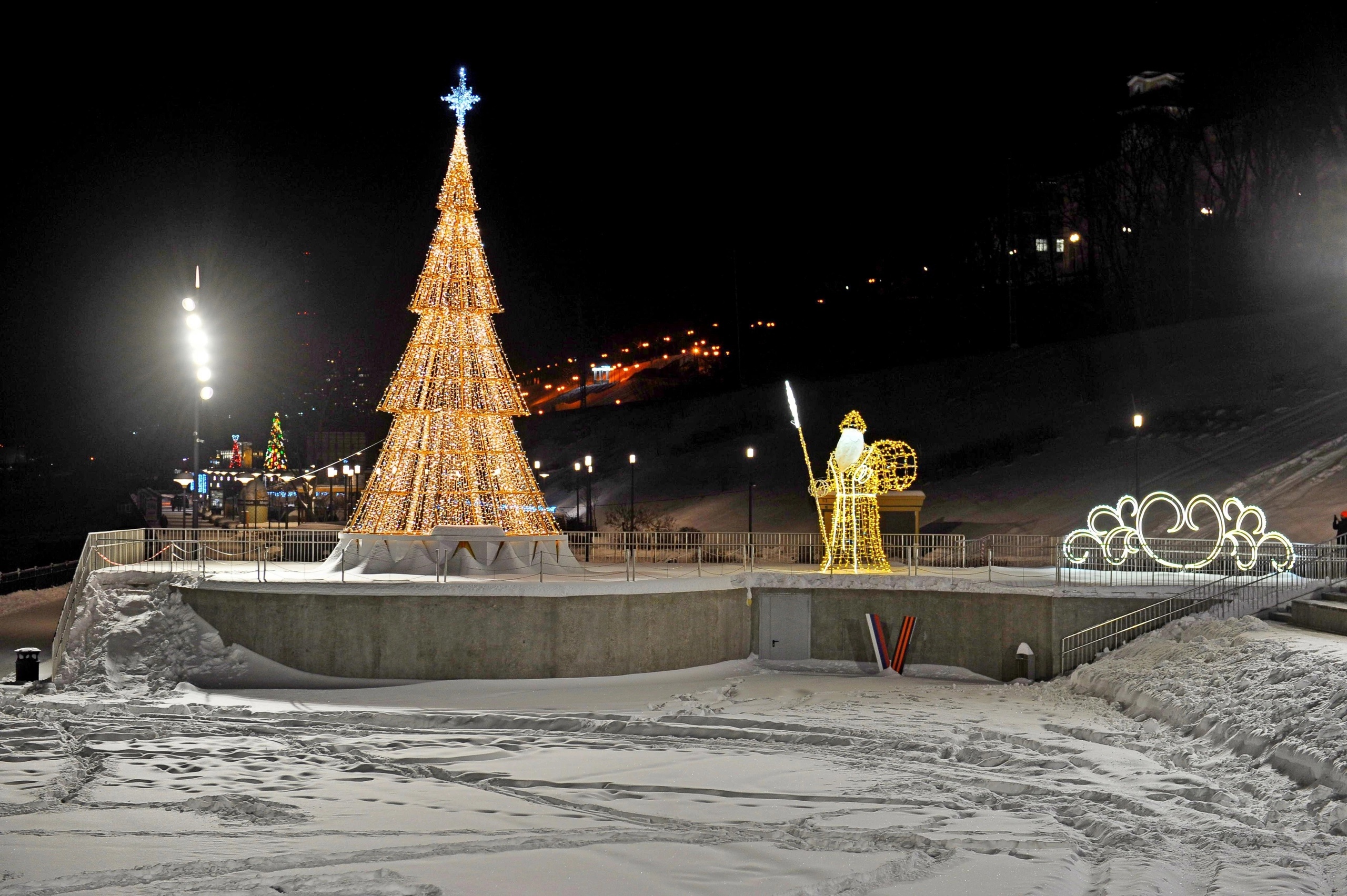 елка в перми 2022. новый год снег. новогодняя елка. набережная пермь новый год. что сейчас стоит на эспланаде город пермь 2022.