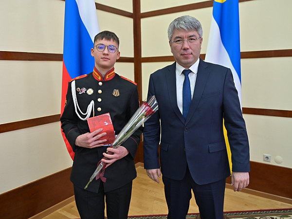 Школьникам-активистам вручили паспорта в День Конституции