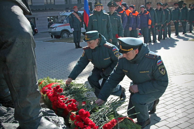 Их подвиг не забудут никогда. В Новосибирске прошли мероприятия, посвященные памяти погибших пожарных