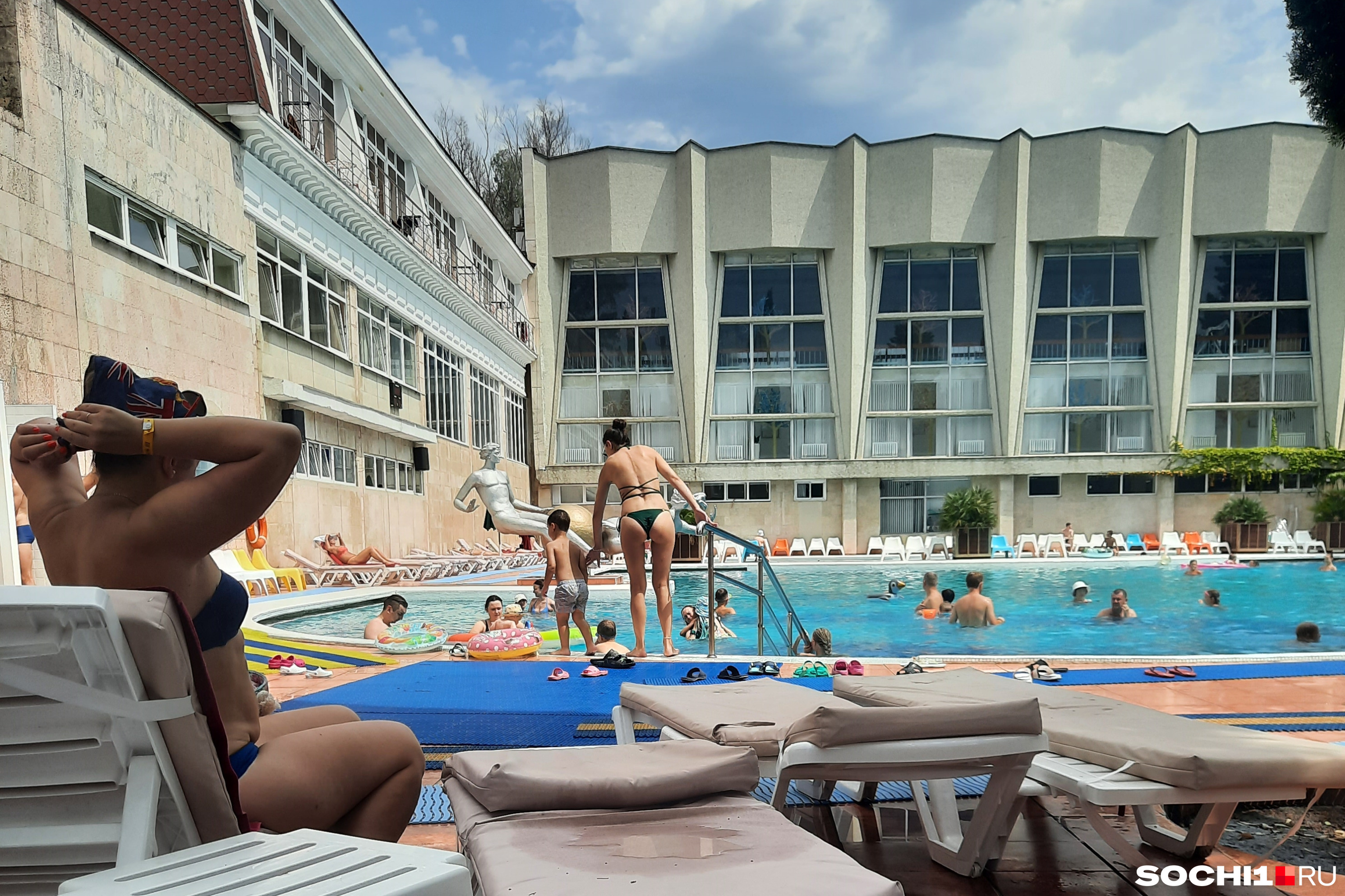 Бассейн в адлере для платного посещения с морской водой. Бассейн на море. Адлеркурорт бассейн с морской. Гранд отель жемчужина сочи бассейн. Платный бассейн в сочи.