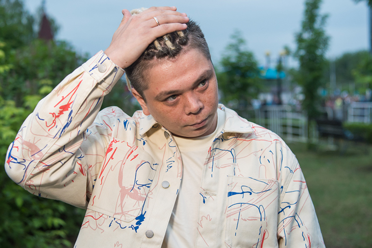 Раскол между Греем, который ранее участвовал в мероприятиях медиагруппы, случился в прошлом году на 450-летие Уфы, когда он исполнил башкирскую версию хита, заключив контракт с автором песни, композитором Уралом Рашитовым