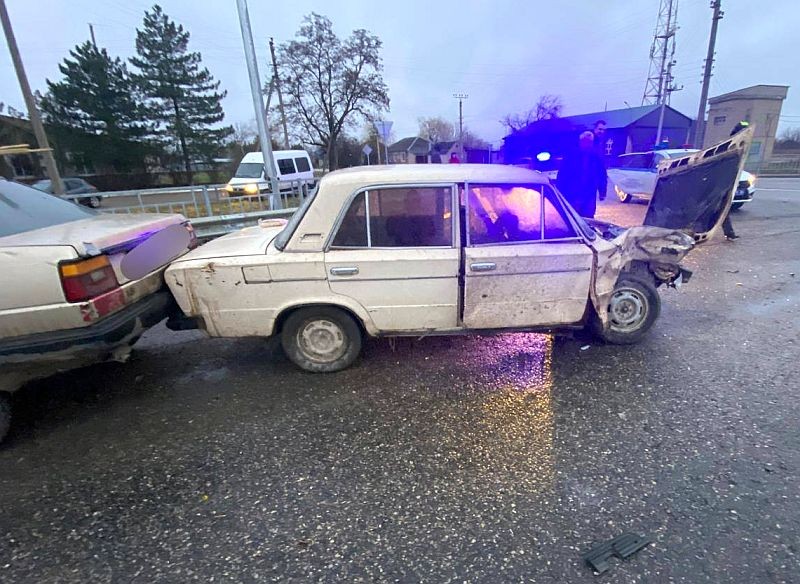 На Ставрополье водитель «Жигулей» не пропустил иномарку и устроил ДТП