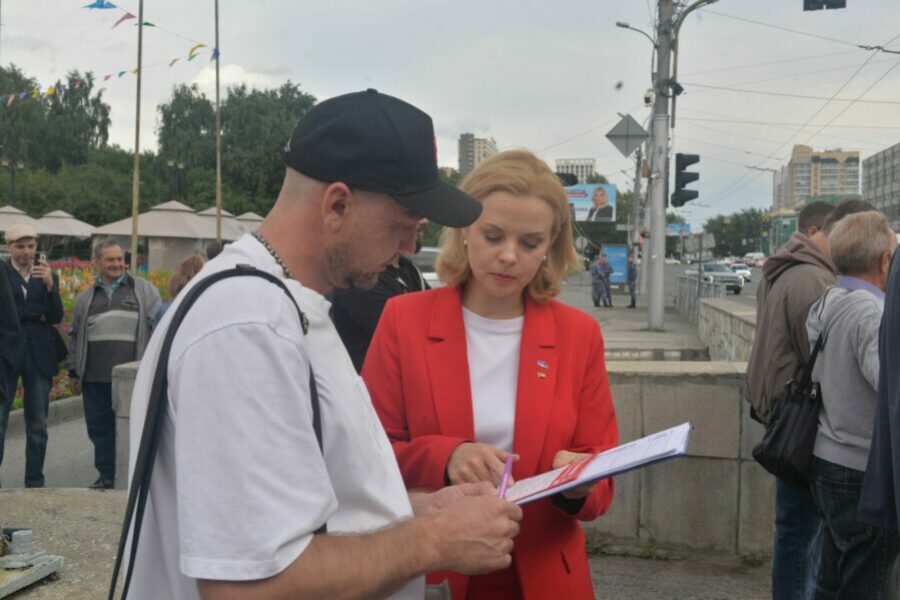 Пикет против школьных поборов и платного обучения прошел в Новосибирске