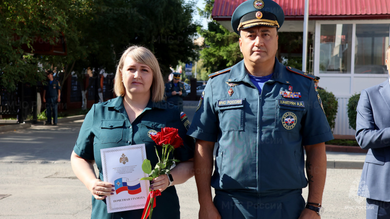 В Тюмени в День государственного флага отметили отличившихся сотрудников МЧС России и их детей