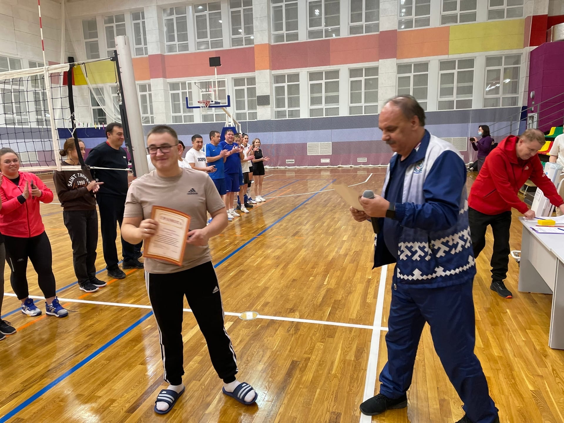 Компания югорск. Волейбольные соревнования. Турнир по волейболу посвященный Дню народного единства. Волейбол среди организаций Ноглики. Волейбол принимающий.