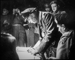 Адмирал Ганс-Георг фон Фридебург подписывает акт о частичной капитуляции немецких войск