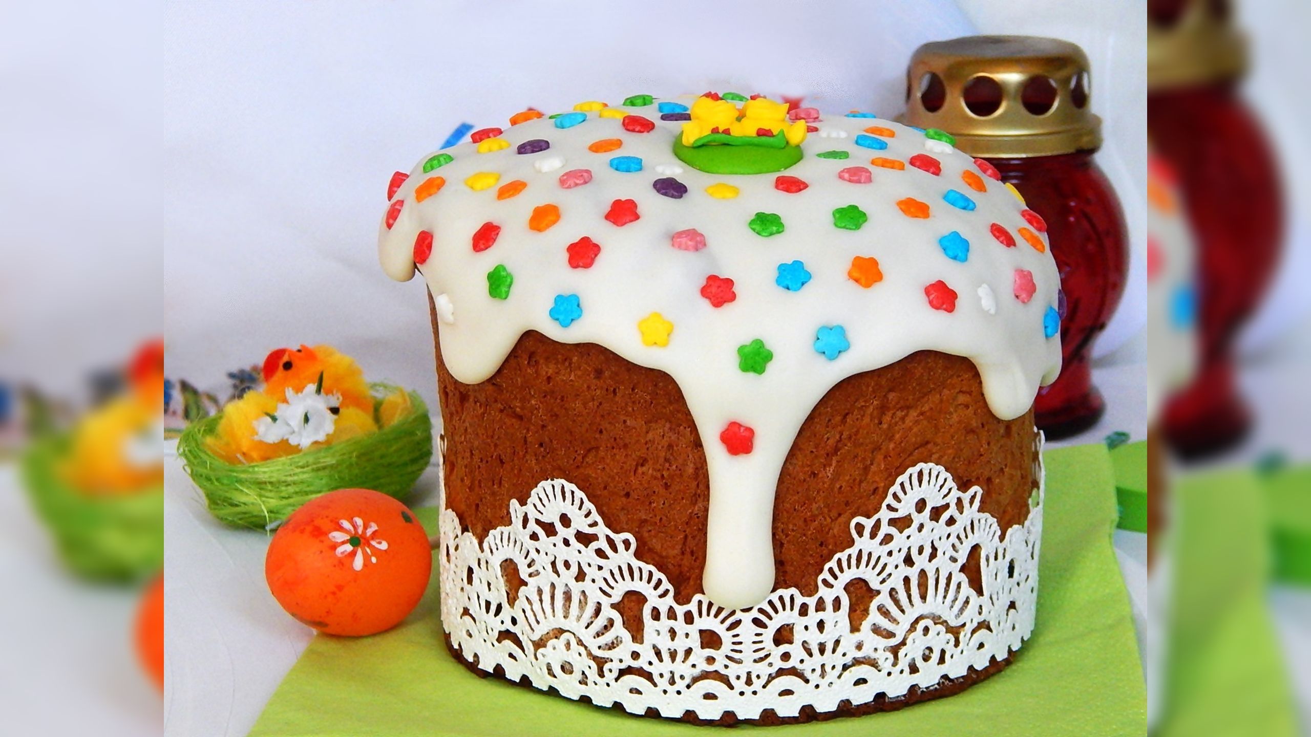 современные пасхальные куличи. выпечка куличей. выпечка кулича.