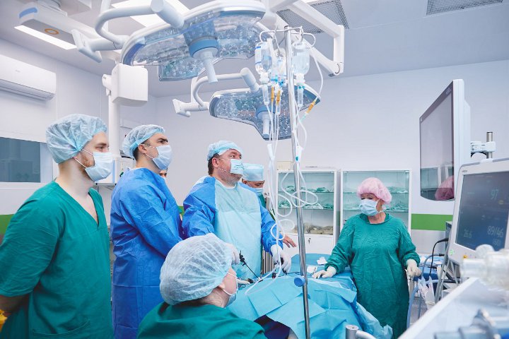 врачи в операционной